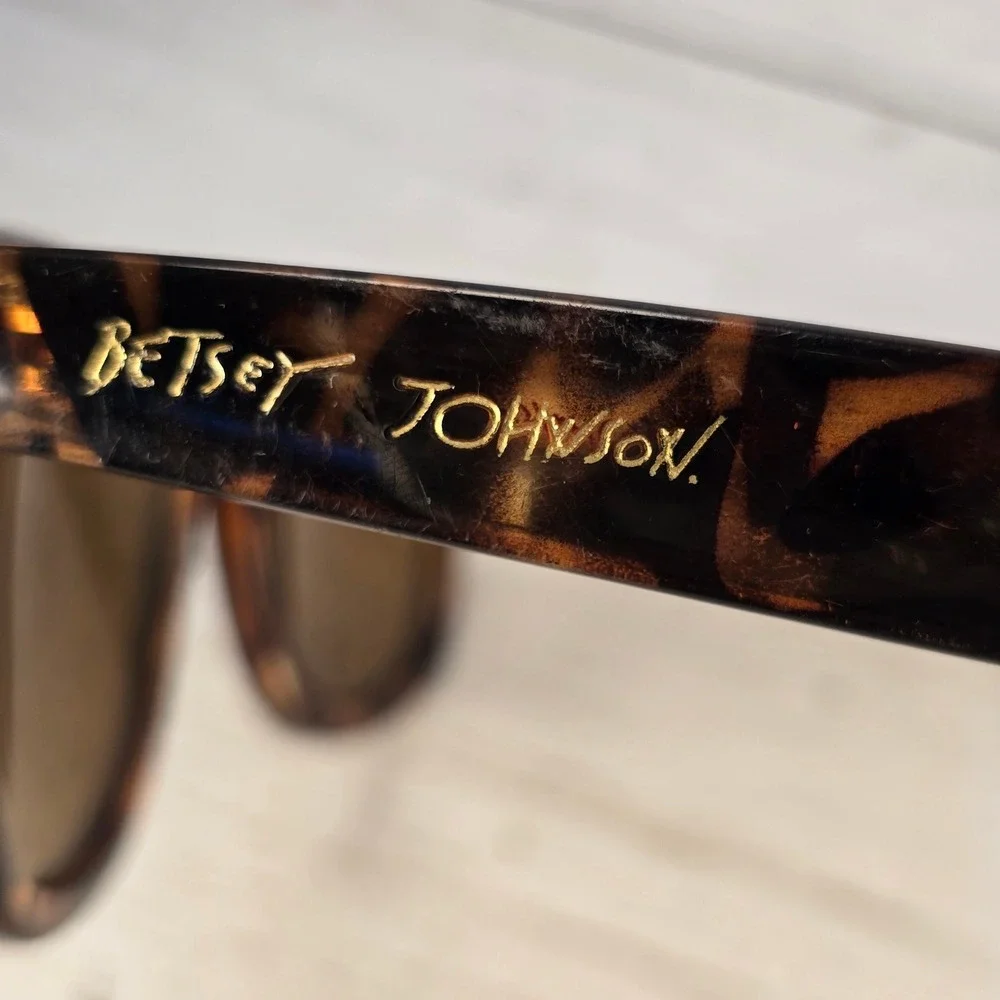 Betsey Johnson Leopard Tortoise Shell Wayfarer Sunglasses Brown Lens Red Heart